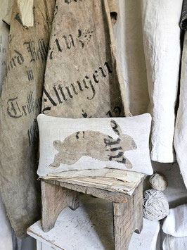 VERKAUFT Pan 04.03. HASENKISSEN Leinenkissen HASE springend dunkel Getreidesackkissen