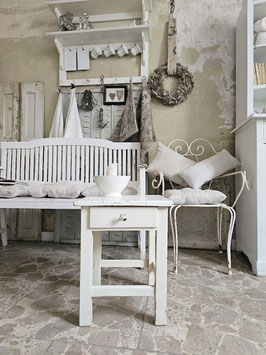 VERKAUFT Nic  14.02. uralter Hocker / Küchenhocker mit Fach - shabbychic
