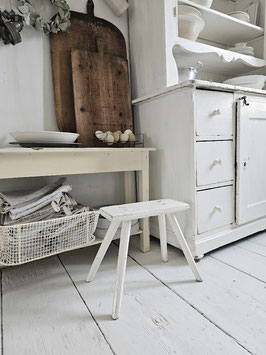 antiker höherer Hocker - rustikal mit Patina - altweiß