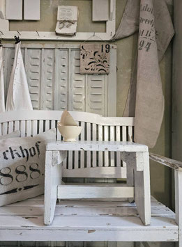 VERKAUFT Ets 01.05. uralter massiver Hocker Schemel - weiß - shabbychic