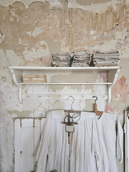 86cm uraltes Wandregal aus Belgien - alter weißer Lack - Shabbychic