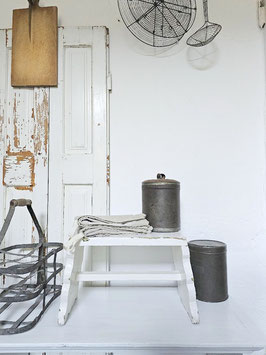 VERKAUFT Nic 24.04. uralter Hocker Schemel - alter weißer Lack - shabbychic