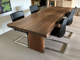 Schöne Tischplatte Nussbaum, mit Mittel-Spalt. Baum aus Region Huttwil. Nr 8012. Reserviert