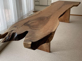 Nussbaum Tisch, schlanke Platte. auch als Bar-Brett einsetzbar! Länge 340cm, Dicke 7cm.