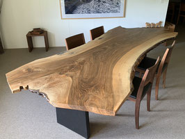 Nussbaum-Tisch. Seltene Breite. ca.200jährig. Wurmlöchli repariert. Naturbrett mit Rinde. Sehr selten