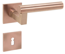 Saam & Batz Bauhaus Garnitur BRUX V 44F verkröpft mit flachen Rosetten