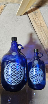 Royalblaue Henkelflasche aus Glas „Lebensblume“(dicke Ausführung) — individuelle Textgravur möglich