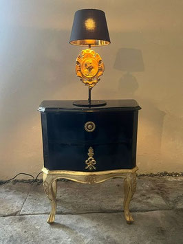 Barockkommode mit Tischlampe