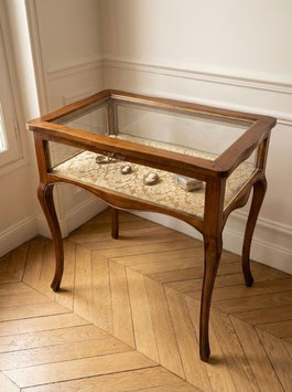 Tisch- Glasvitrine im Louis‑XV Stil - Artikel-Nr. M1015022
