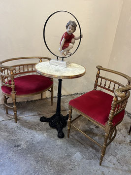 Klassischer französischer Bistrotisch