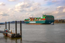 Containerschiff   /  2562