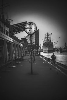 Uhr  SW  /  2355