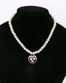 Parelketting met hanger(hartje met bloemen)