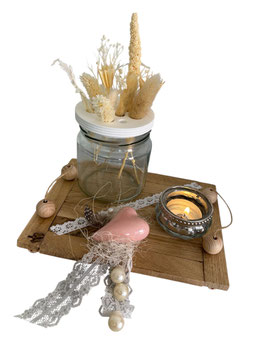 Holzbrett mit Dekoglas Trockenblumen, Keramik Herz und Rechaudkerzen Glas