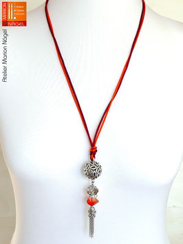 Halskette mit Kugelanhänger und Seidenbändern "Rot Orange"