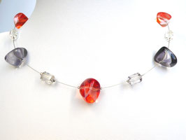 Halskette mit Glasperlen und Acrylperlen rot grau auf weicher Stahlseide