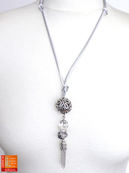 Halskette mit Kugelanhänger und Seidenbändern "Grau Silber"