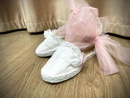 Zapato bordado en blanco y rosa