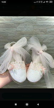 Zapato bordado en blanco y beig