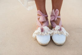 Zapato bordado en blanco y rosa