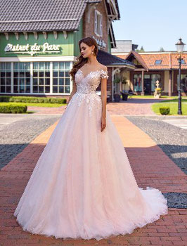 Vestido tul color ivory  con cuerpo fantasia.