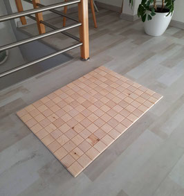Teppich aus heimischen Holzarten "Karo klein Zirbe". Format: B/L 50*70cm