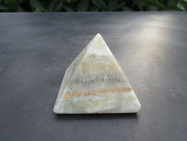 Groene calciet met aragoniet piramide