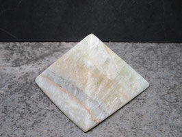 Groene calciet met aragoniet piramide