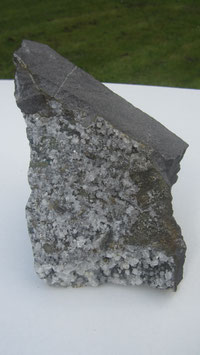 Kwarts en pyriet op basalt