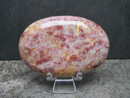 Aardbeiencalciet / Strawberry calciet handsteen