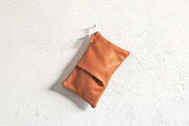 Pochette in pelle con piega