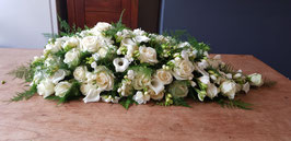 Druppelrouwarrangement met witte rozen, witte freesia, witte eustoma