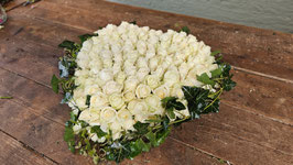 Rouwhart 60 cm. Met witte rozen en afgewerkt met hedera