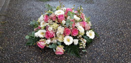 Arrangement in wit/roze tinten diameter 60 cm.