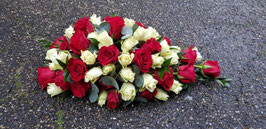 Druppelrouwarrangement met witte en rode rozen