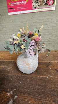 Aardewerk kruik met droogbloemen