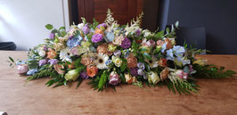 Langwerpig Rouwarrangement in pasteltinten 120 cm.