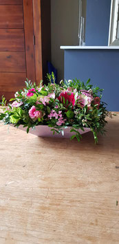 een kunststof vierkanten roze schaal rijk gevuld met prachtige bloemen. breedte 40 cm.