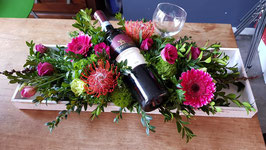 creatie op een plateau van 60 cm. inclusief fles wijn en wijnglas, leuk  om kano te geven