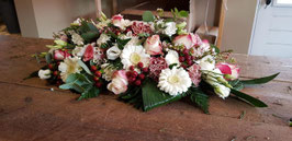 Langwerpige creatie in wit/roze tinten breedte 50 cm.