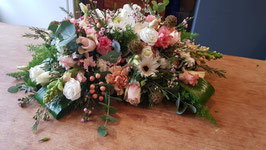 rond rouwarrangement in wit/roze tinten diameter 60 cm.