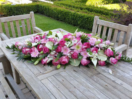 rouwarrangement in roze/witte tinten