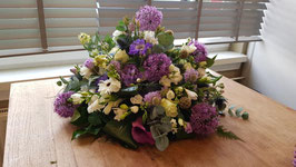 Rond arrangement  in wit paarse tinten diameter 60 cm.
