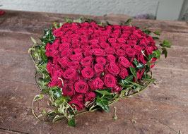 Rouwhart 60 cm. Met rode rozen en afgewerkt met hedera