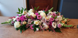 Langwerpig Rouwarrangement van 80 cm. In zachte wit/roze  tinten