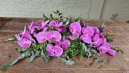 Langwerpig Rouwarrangement met orchideeen en groen materialen