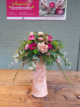 Creatie op hoge zalmkleurige vaas