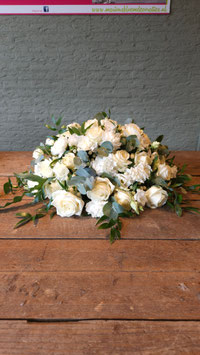 Rond Rouwarrangement in witte tinten