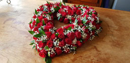 Open hart met rozen, gipskruid van 60 cm.