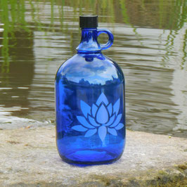 2 Liter Henkelflasche mit Lotus